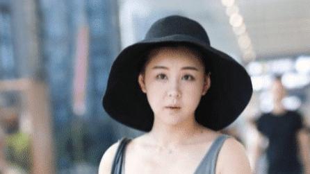 李小萌|李小萌对自己身材太自信！穿低胸吊带走机场，却被吐槽