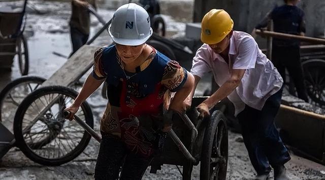 工地结成“临时夫妻”,年底各自回家,不尴尬吗?过来人给出答案