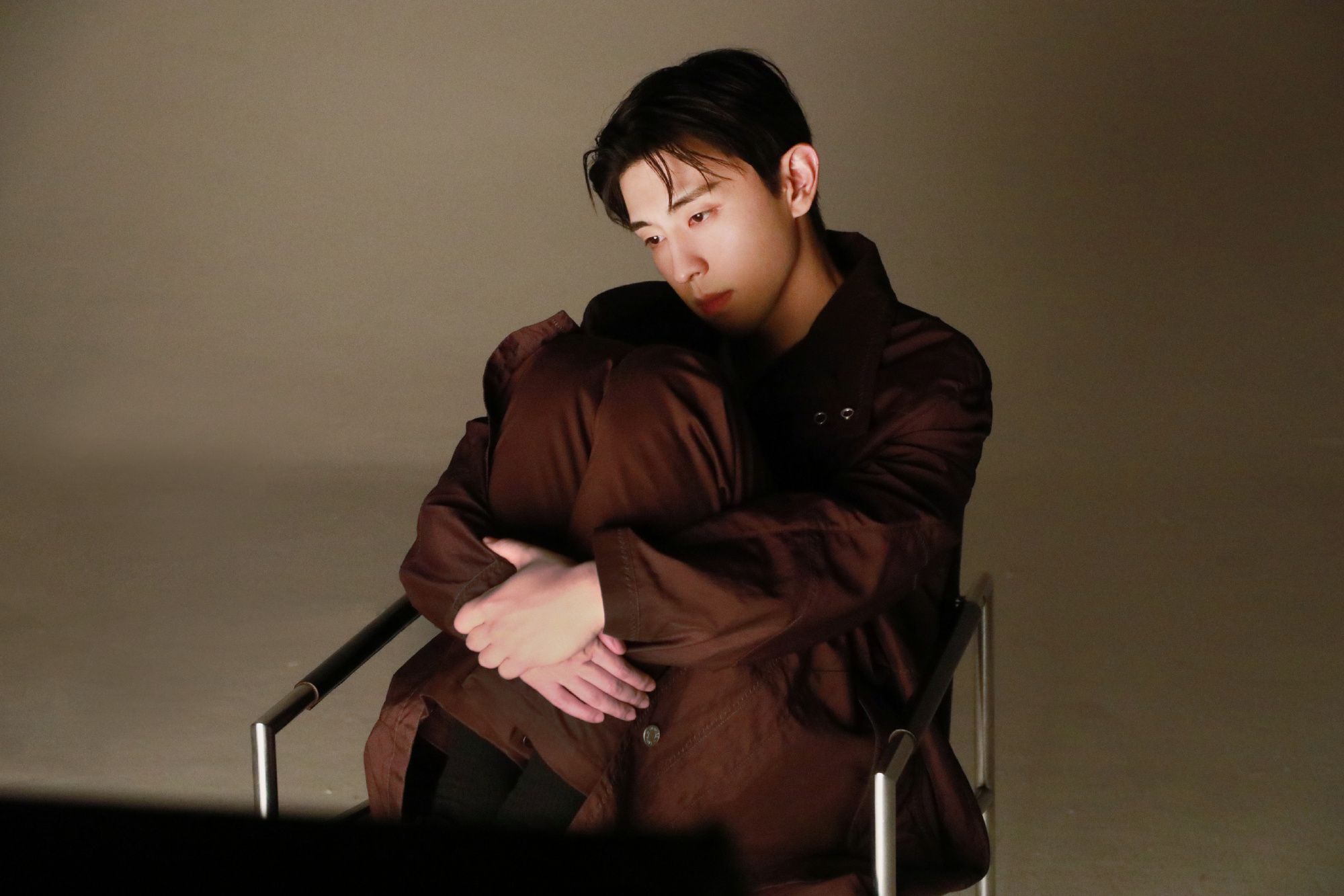 邓伦|你可以永远相信邓伦的写真!穿风衣尽显绅士风度,抬眼动作好矜贵