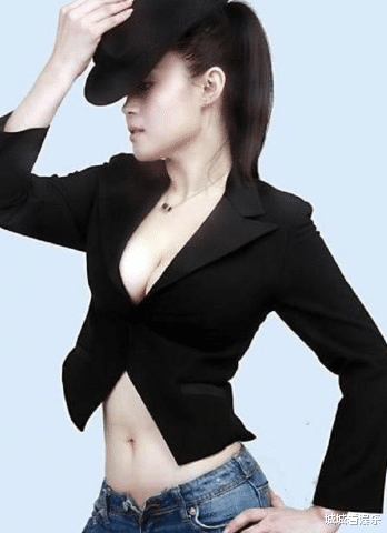 李易峰|39岁关婷娜下衣失踪秀美腿,丰腴身材引热议,曾与深陷赵本山绯闻