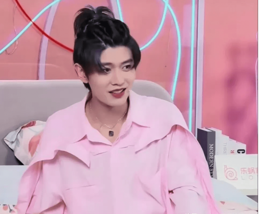 任嘉伦|任嘉伦双耳环造型连粉丝都难以抗拒的嫌弃：请爱惜羽毛好好演戏吧