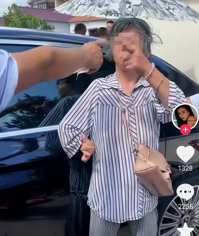 邻居嫁女,老太拦车讨要1000元,少了不行,邻居:她残疾,常帮她