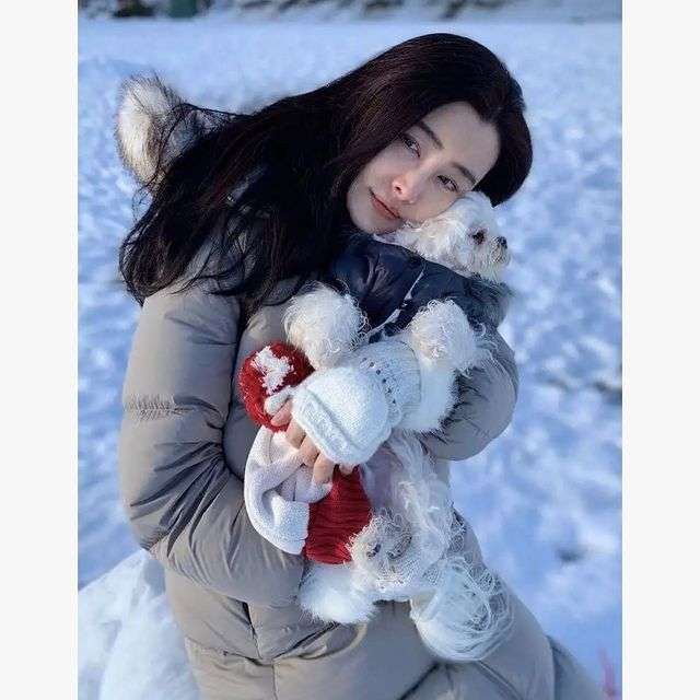 王祖贤|55岁王祖贤素颜现身海外寺庙,穿僧袍双手合十,身材发福仍优雅