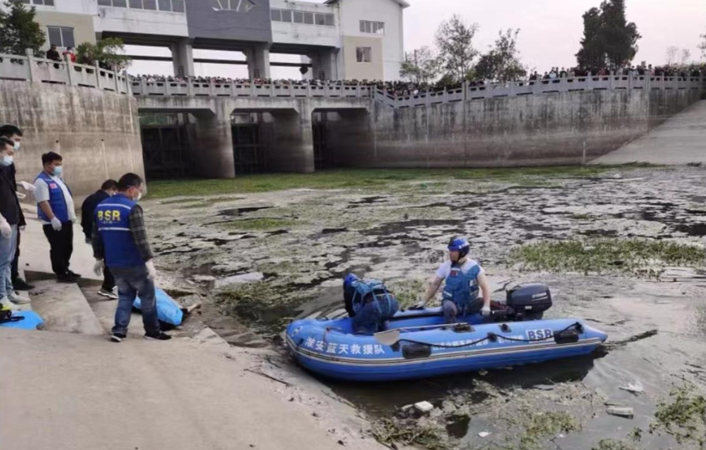 溺水|揪心！江苏3人下河捕鱼时意外溺水，2人当场身亡，现场曝光