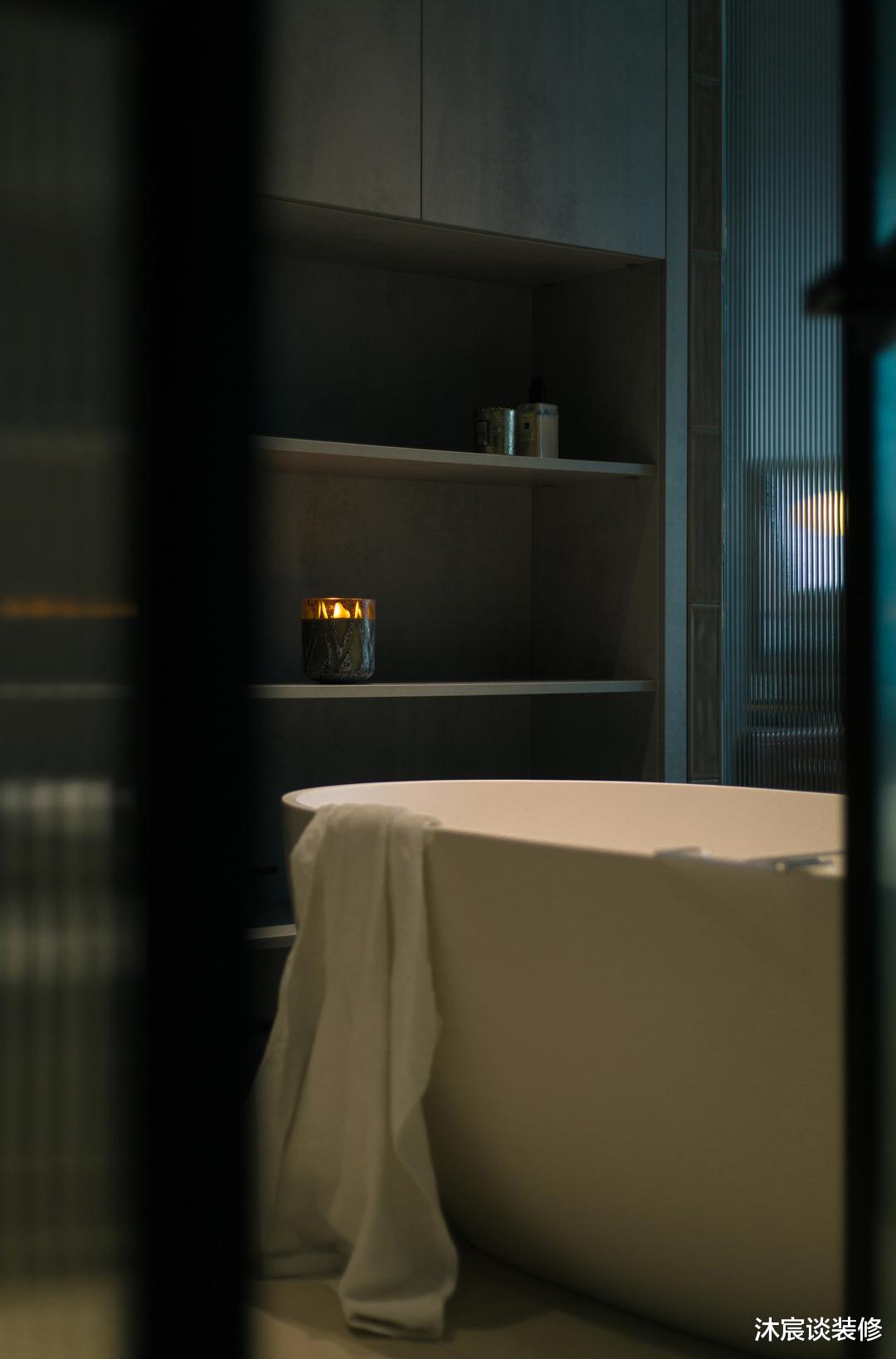 她的新家,一个玄关就能让人驻足欣赏许久,室内复古优雅,很治愈