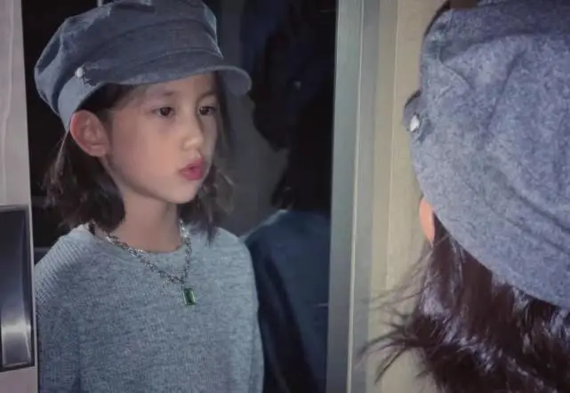 黄磊|黄磊小女儿首次登台演出大成功！穿蓝色露脐裙美成孔雀，手臂好长