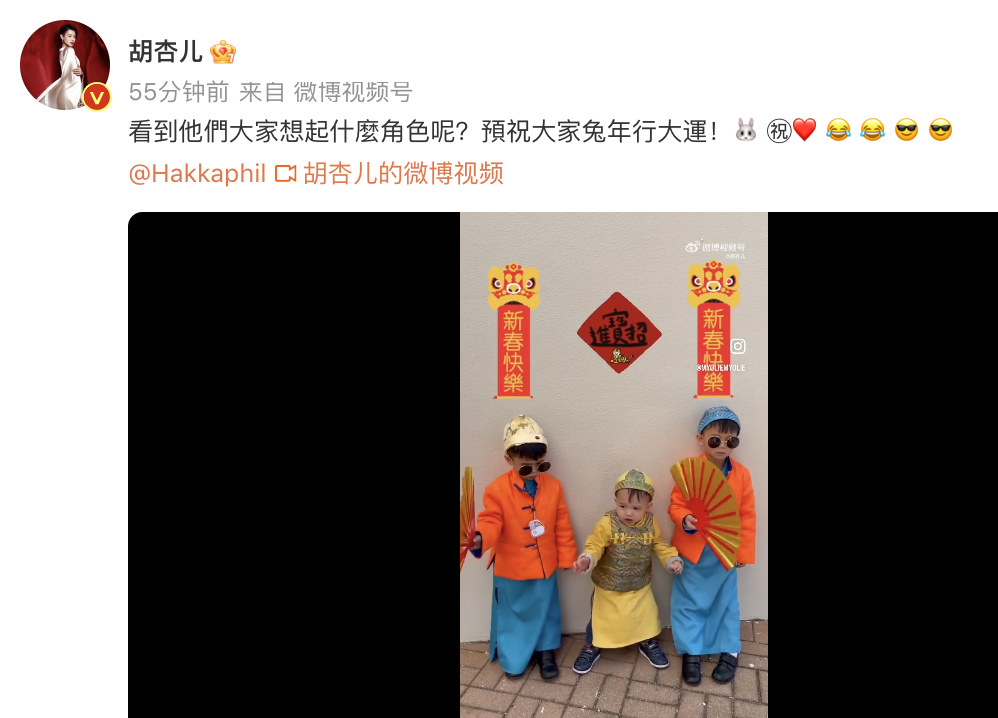 胡杏儿|胡杏儿晒儿子萌态,兄弟三人穿唐装摇扇子,扮成公子王孙超可爱