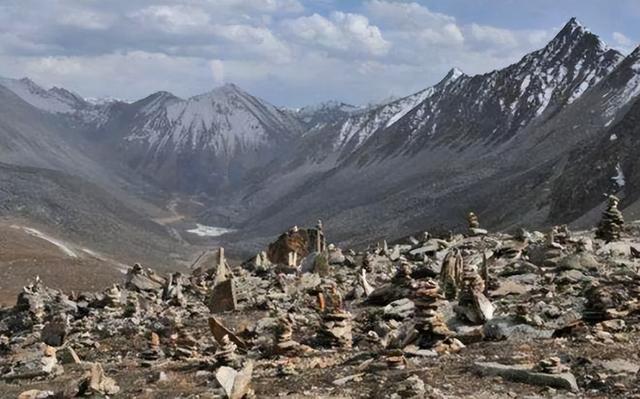 喜马拉雅山“出大事了”?湖中竟出现神秘骨骸,至今谜团扑朔迷离