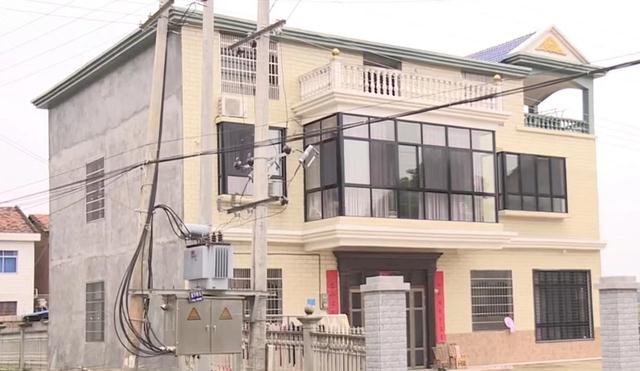 丈夫迷恋工友54岁妻子，帮对方全家盖别墅，还不允许妻子说对方丑