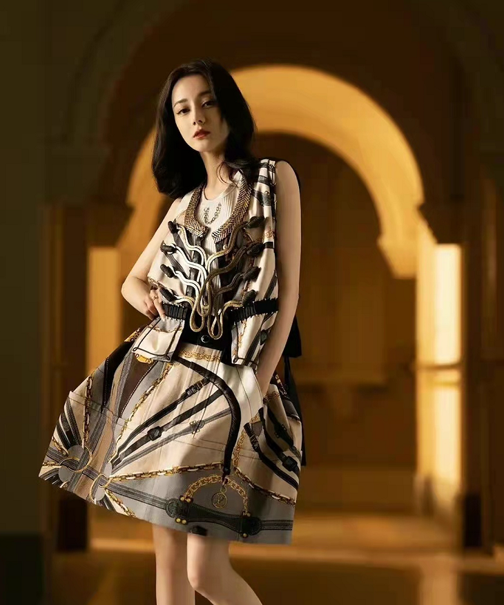 迪丽热巴|LV大秀神仙打架！谷爱凌穿牛仔裙大抢刘亦菲风头，热巴身材辣出圈