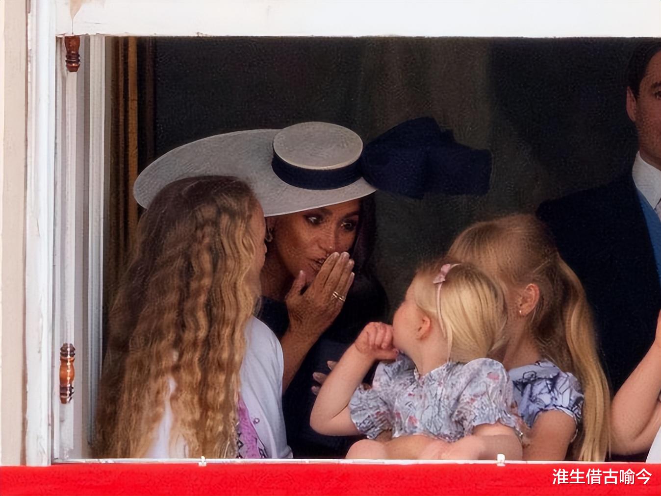 |祖孙情：1995年11岁的哈里为祖母女王撑伞，25年后他给梅根打伞