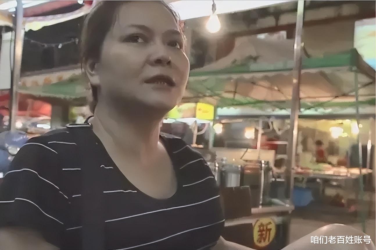 七旬老汉横行夜市30年,没他点头小女孩连花都不能卖,却深受爱戴