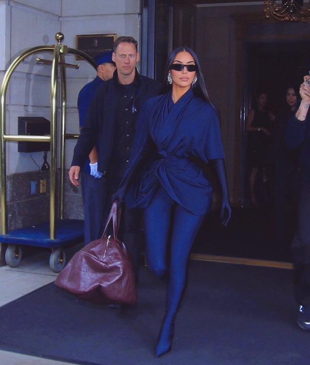 李小冉|金卡戴珊“混搭风”有些老气,长靴显得腿挺粗,五官精致极了