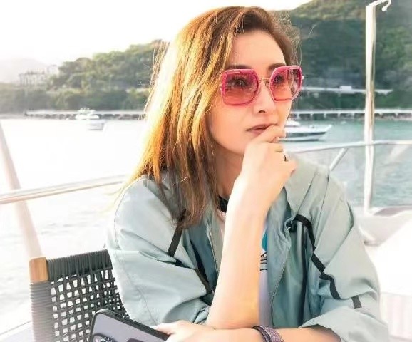 李嘉欣|51岁李嘉欣生活过得真悠闲！穿风衣坐游艇美得像31岁，绝美容颜真不容小看