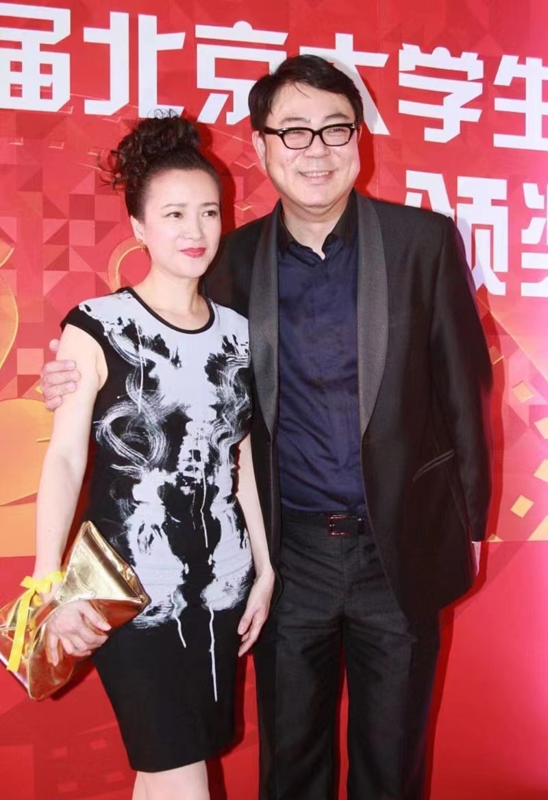 娃娃脸的何晴老了也很美，包臀紧身裙看上去风韵犹存，发型很独特