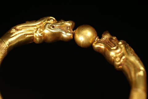 |收藏精品！清 金器 黄金双龙戏珠手镯一对