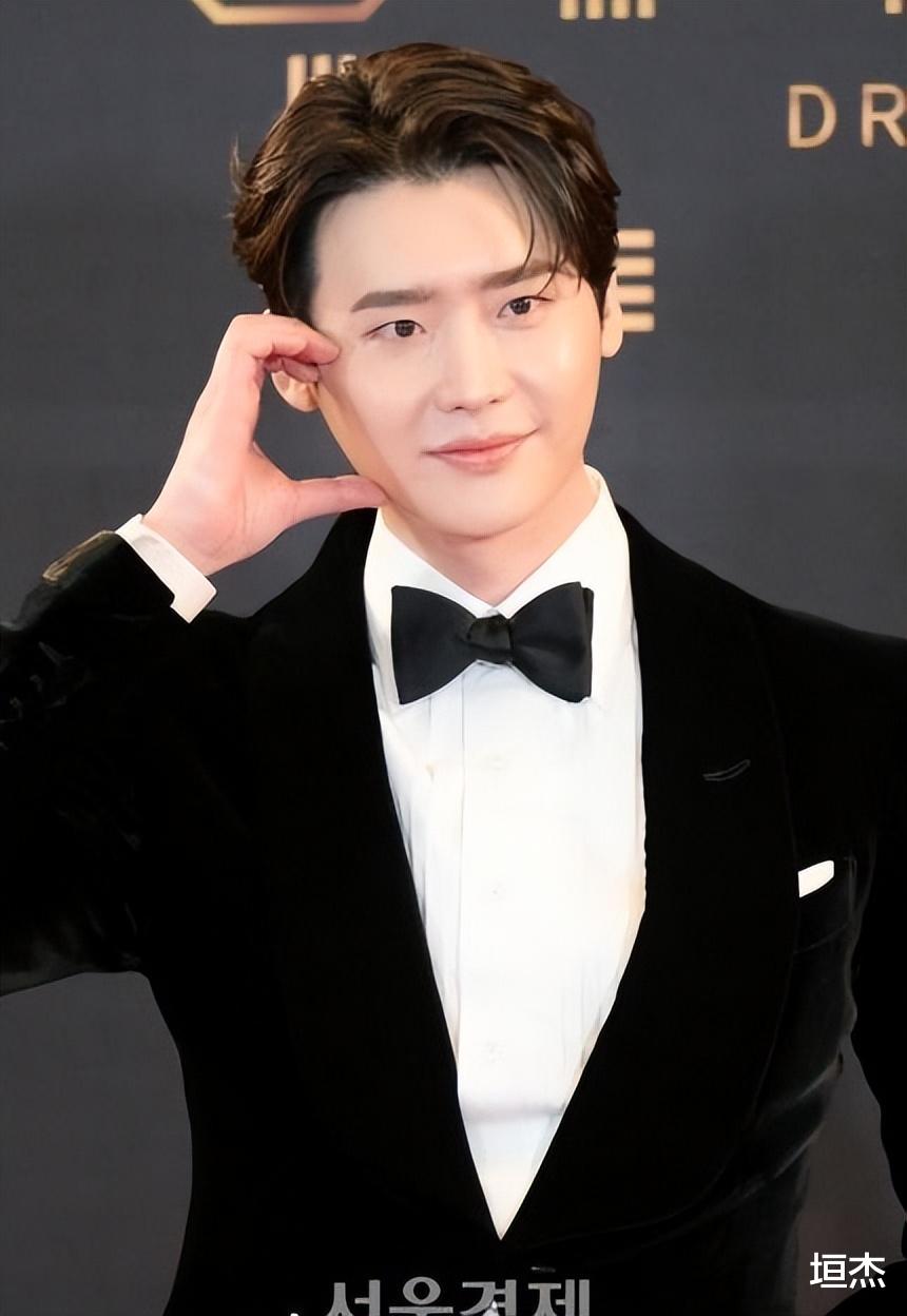 李钟硕|韩媒果然“实在”!李钟硕的图,不P一下就放出来