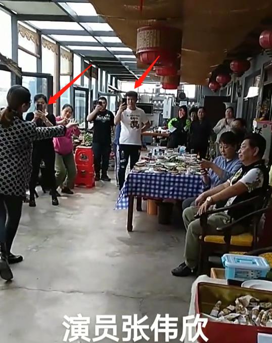 |李小璐妈妈跳舞引发围观!混血长相配一双细腿,穿4万外套太贵气