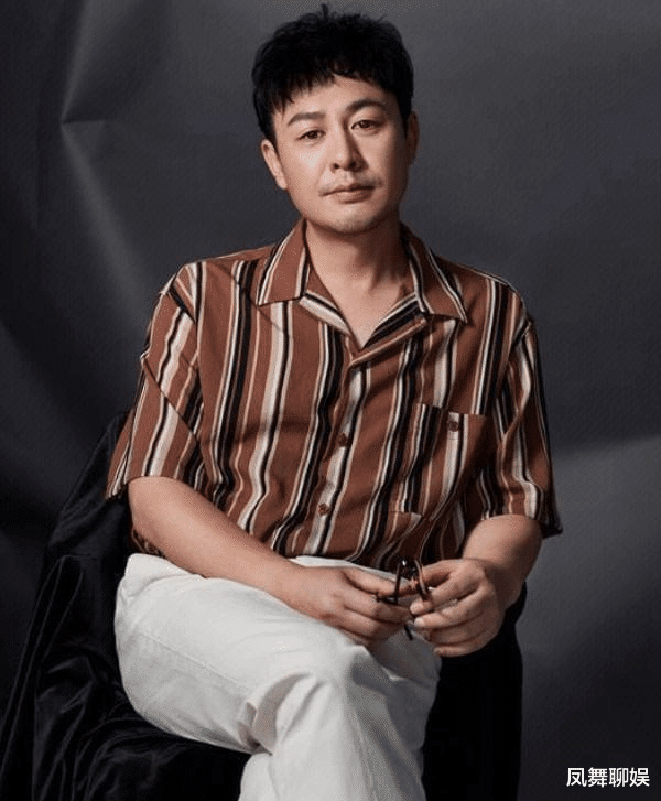 张颂文|46岁张颂文回家过节遭围堵！年轻女粉尖叫求签名