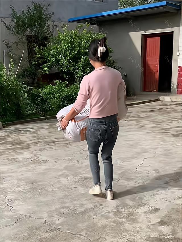 女子为给男友送大米,亲自搬起80斤的谷子来晒,网友直呼:女汉子