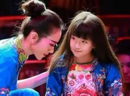 小彩旗|杨丽萍的小彩旗,14岁春晚一转成名似仙女,如今像换了个人