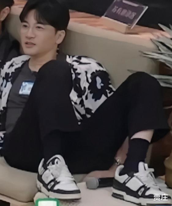 比伯|49岁苏有朋上节目太随意，穿鞋踩沙发被说没素质，地上空瓶无人捡