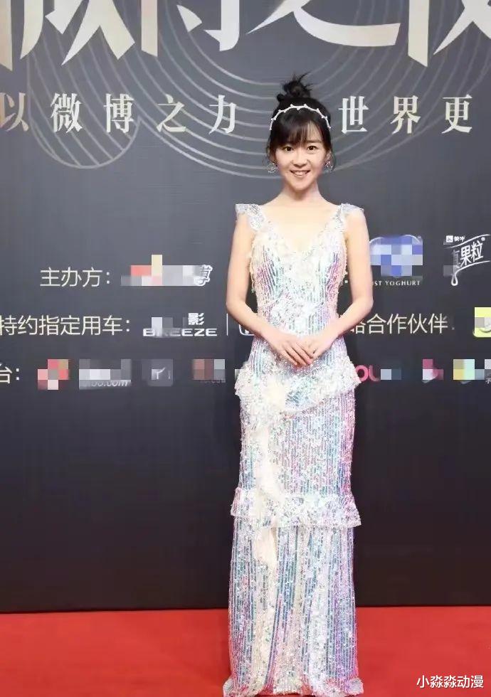 撞衫|撞衫不可怕,谁丑谁尴尬,10组女星穿同款衣服,差距一目了然