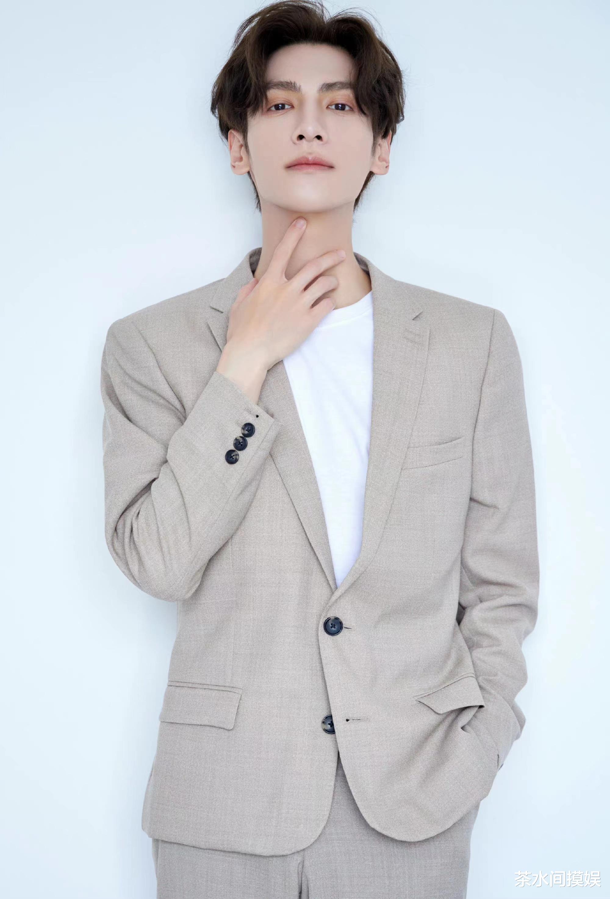 生图|头大肩窄、小短腿、双下巴赘肉，没修图的男明星身材真是没眼看