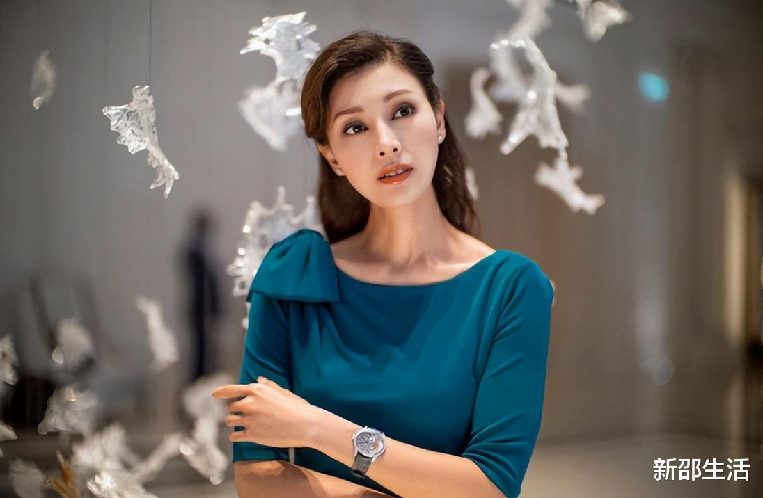 运动 23岁张敏遇上24岁周慧敏，这10位女星的20几岁，美得不可一世