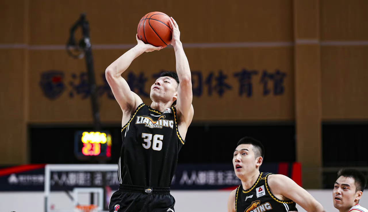 辽宁男篮|8场出战2分钟，辽宁后卫彻底被弃，射手0分下滑，朱荣振遭“排斥”