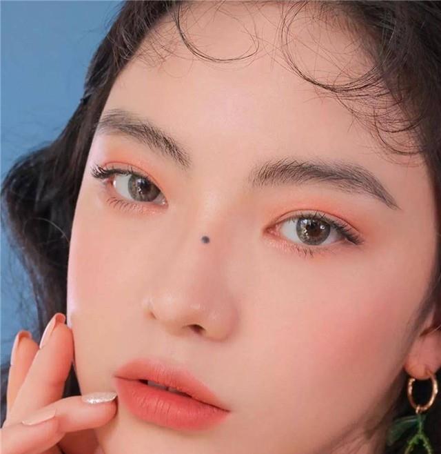 穿衣搭配 若你脸上这三处有“痣”，千万别点掉！都有一股高级感，很有气质