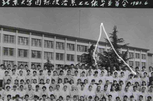 北大学霸王青松，携妻子隐居深山27年，富豪同学得知后嚎啕大哭