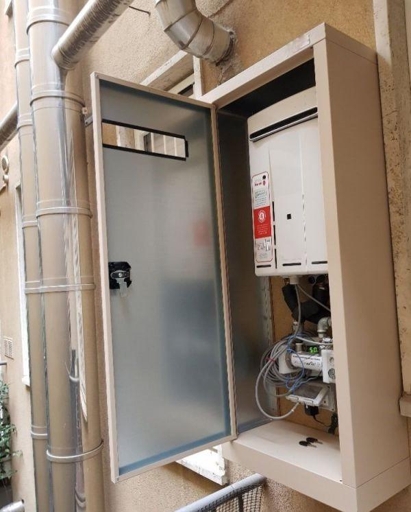 燃气热水器，他家跟空调外机都挂外墙上，胆真大，国内看不到几家