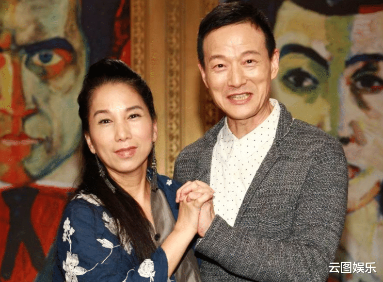 吴兴国|吴兴国夫妇在家过年,后辈携丰盛美食拜访,行跪拜之礼以示尊重