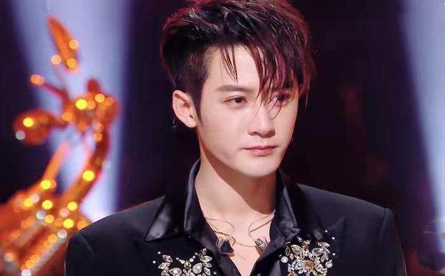 张碧晨|《天赐3》乐评人毒舌点评张碧晨毁经典,周深打圆场,场面很尴尬