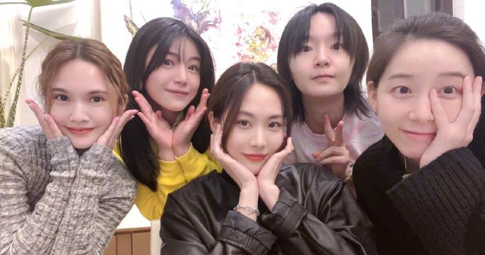 陈妍希|杨丞琳晒好友聚餐照!陈妍希笑容甜美似少女,周笔畅素颜认不出