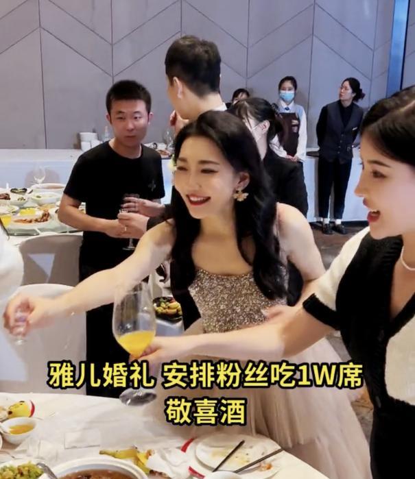 |百万网红雅儿大婚！丈夫开30辆豪车接亲，异地恋6年修成正果