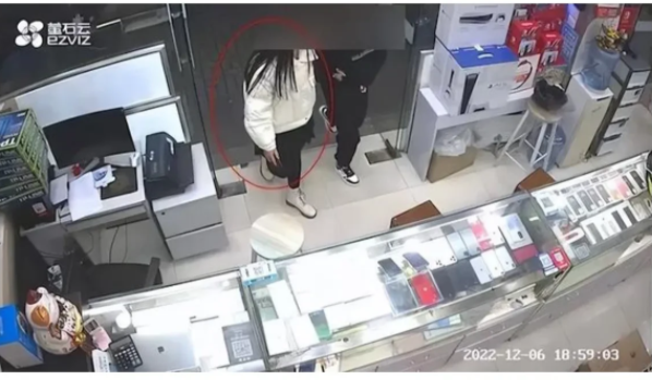 上海静安,一年轻女子到女装店挑选7000元衣物后,谎称自己一个人不敢走夜路