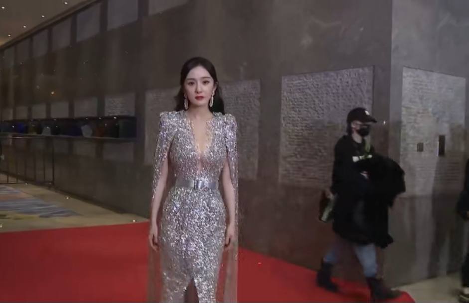 穿衣搭配 “红毯女神”多“照骗”！你以为很耀眼，其实没有吹嘘的那么风光