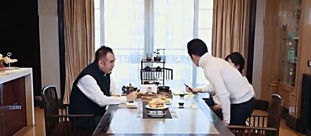 客厅|参观陈凯歌住的豪宅,客厅挂着昂贵骏马图,家里面积大得过分