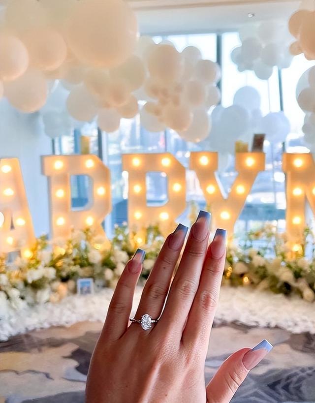 阿森纳门神求婚成功!未婚妻是高颜值空姐,三狮太太团添佳丽(图)