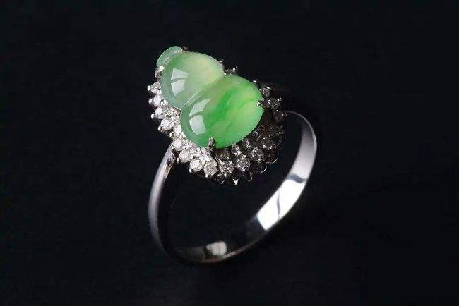 翡翠|高档翡翠「金丝种」，与普通的飘绿翡翠有什么区别？