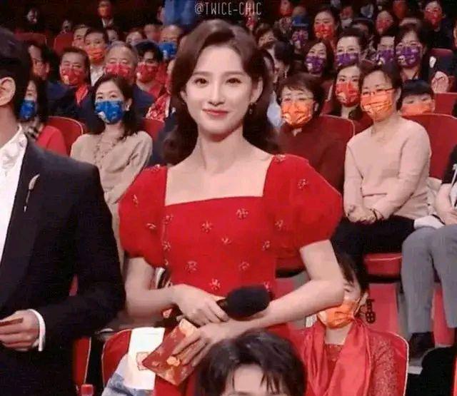 春晚|马凡舒首登春晚时还是大一新生,因太“漂亮”被刷屏,笑容超甜