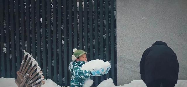 黄磊|黄磊带儿子雪中嬉戏，父子舐犊情深，多妹可爱无比！