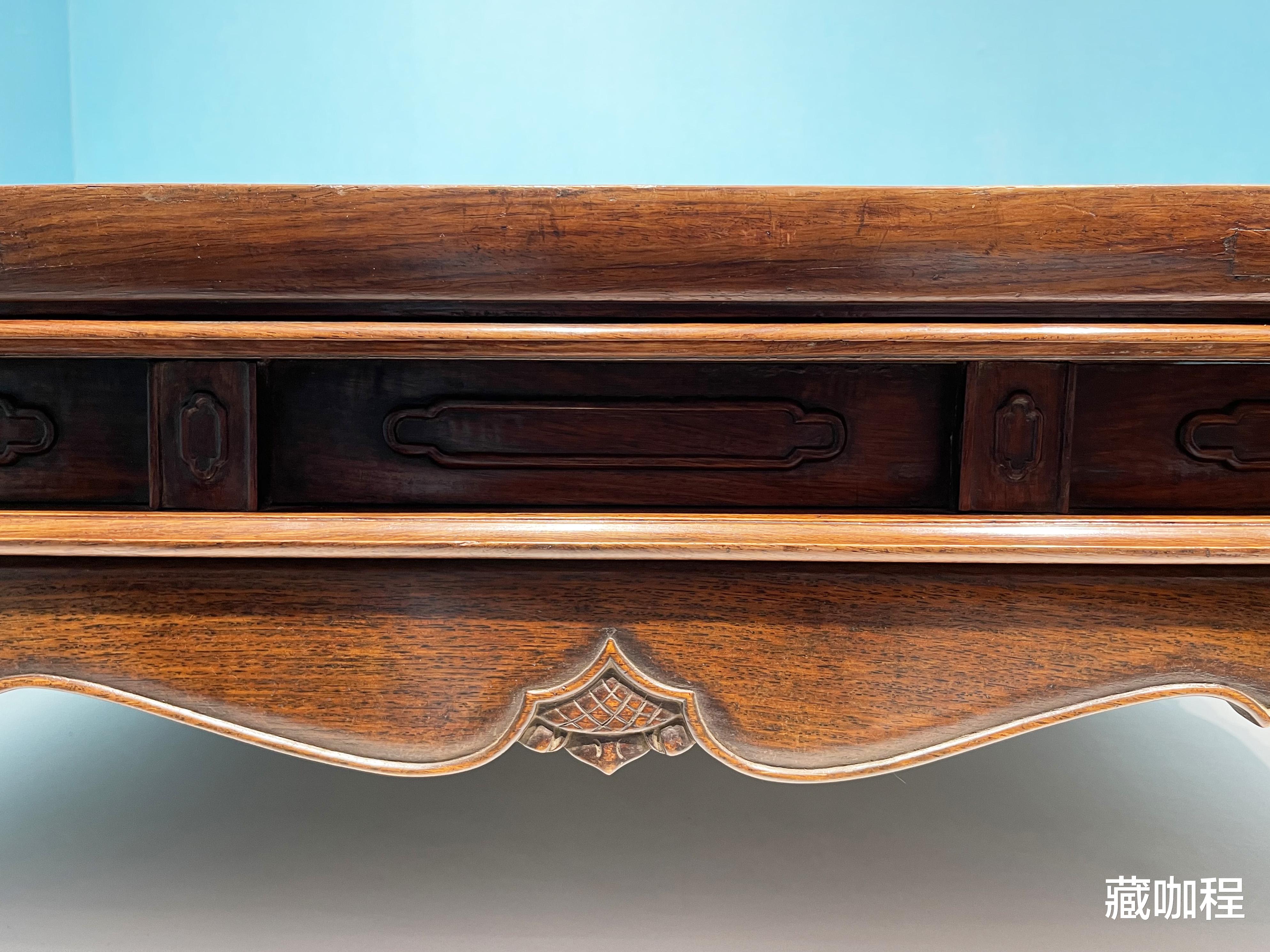 |边抹下凸出一木,黄花梨高束腰炕桌不同寻常