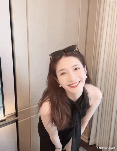 江疏影|35岁江疏影出镜跳舞俏皮又甜美，手臂却有明显肥肉，放假长胖不少