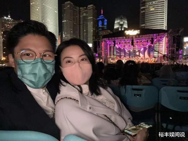 |霍启刚一家五口外出聚餐！三小只穿同款外套，霍中曦发型遭吐槽