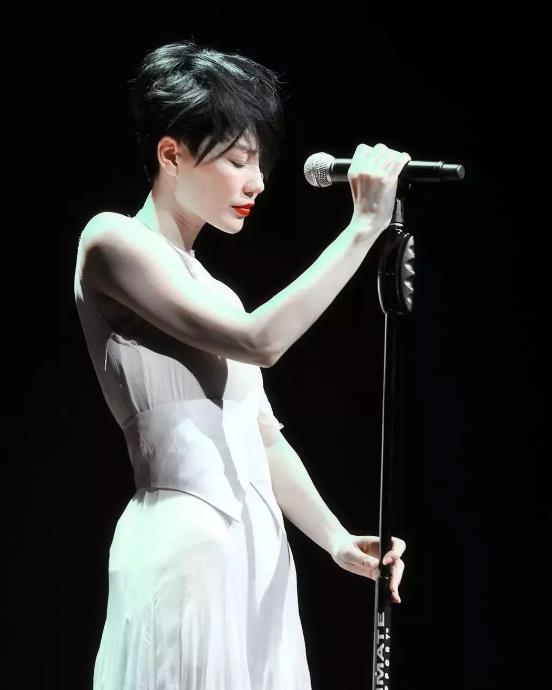 王菲|52岁王菲近照曝光,穿睡袍咧嘴大笑,皮肤白皙无皱纹,平易近人