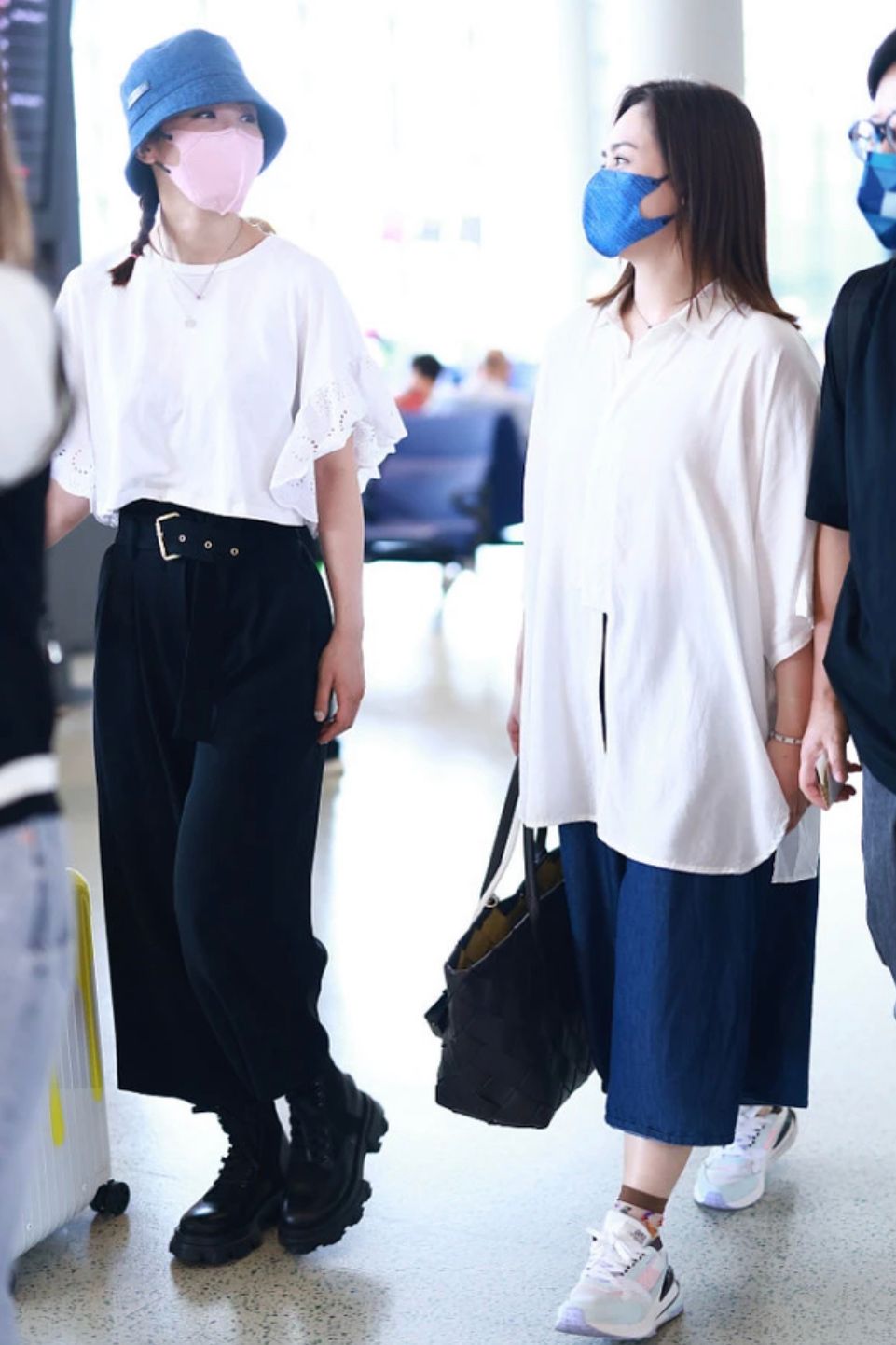 周洁琼|阿娇阿Sa合体出行，虽然都是穿白衣配阔腿裤，气质却完全不一样