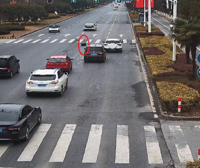 后备箱居然自己跳开?滚下一个行李箱险些造成事故,车主浑然不知